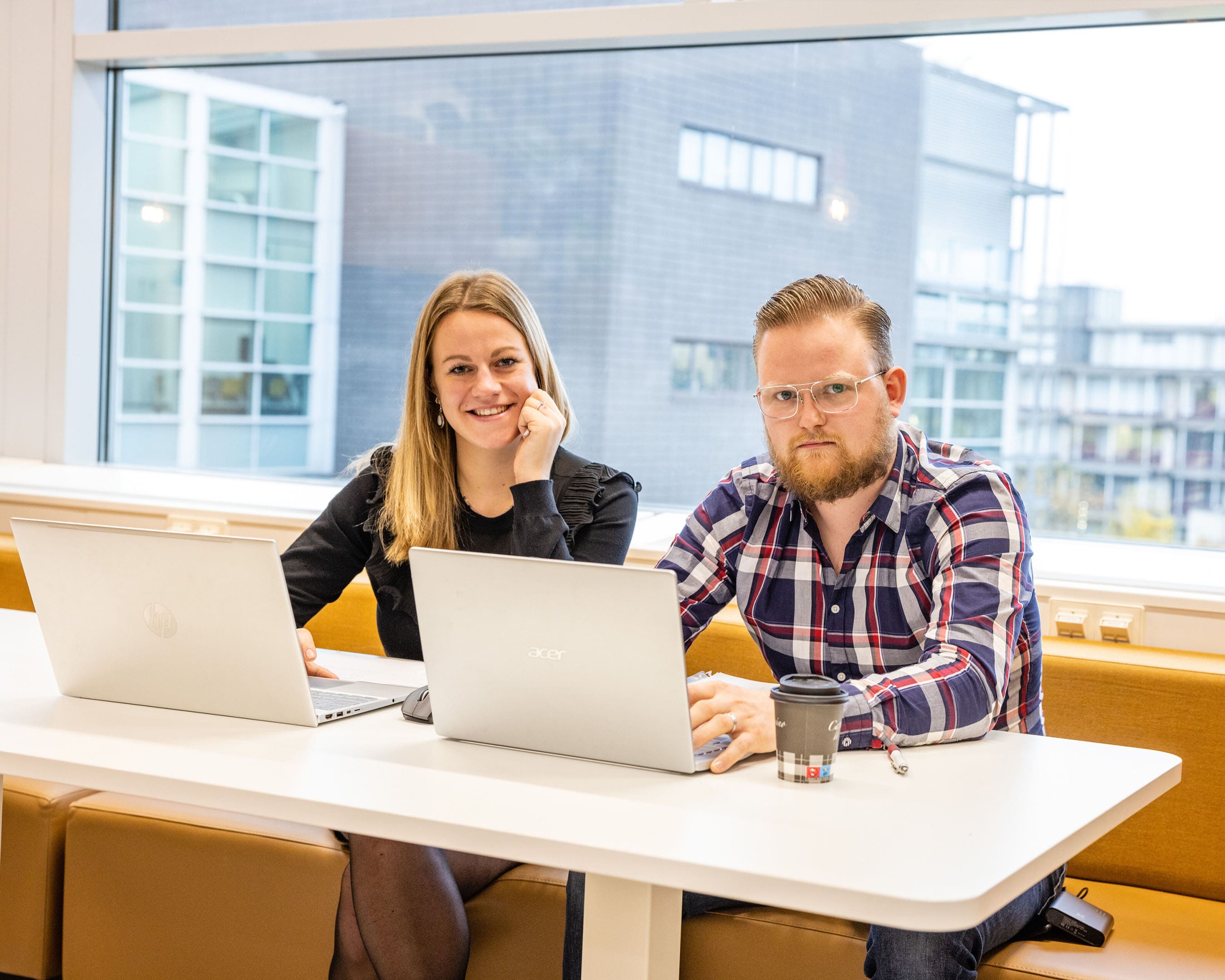 Twee studenten werken samen