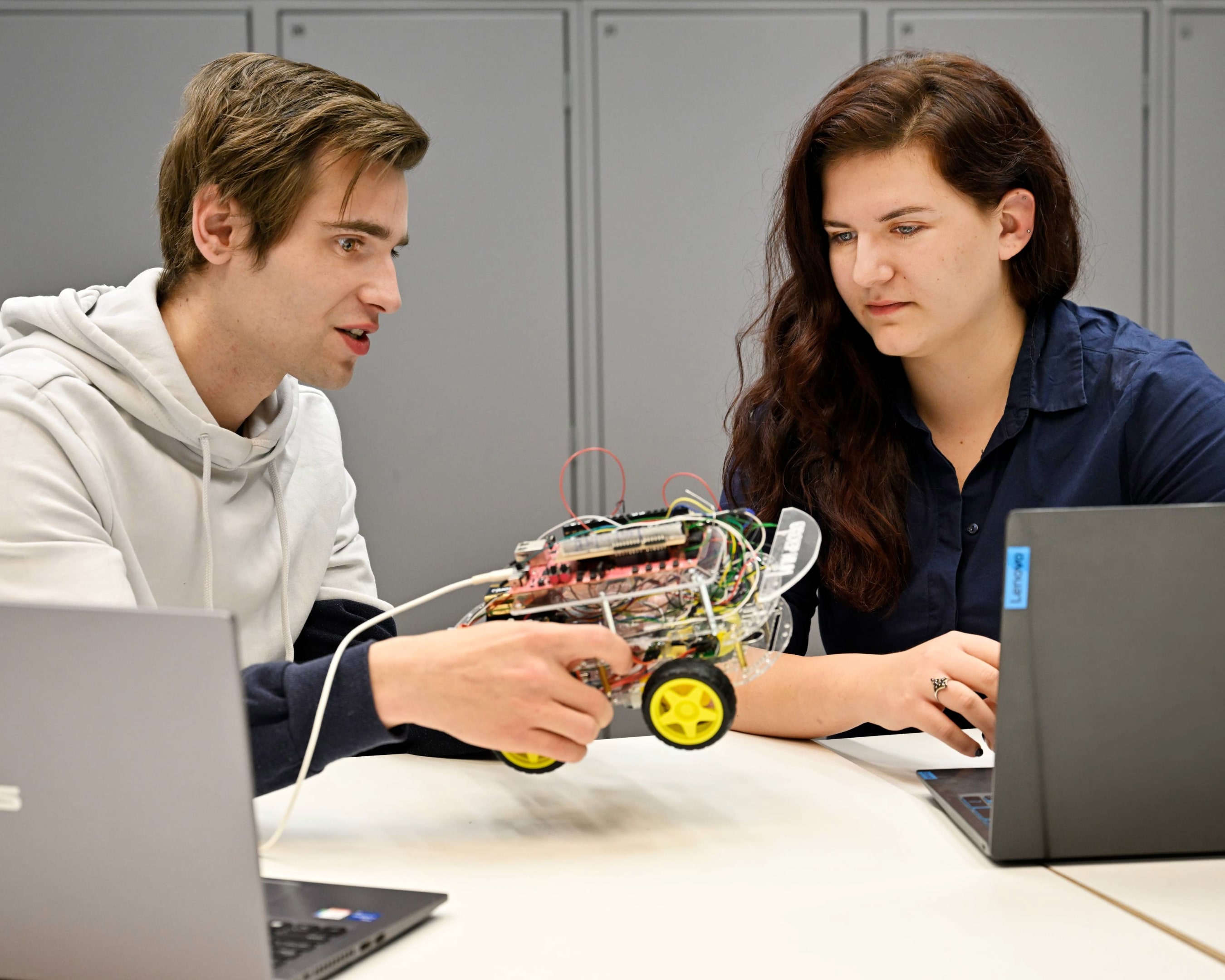 Studens from Electrical & Electronic Engineering are working together