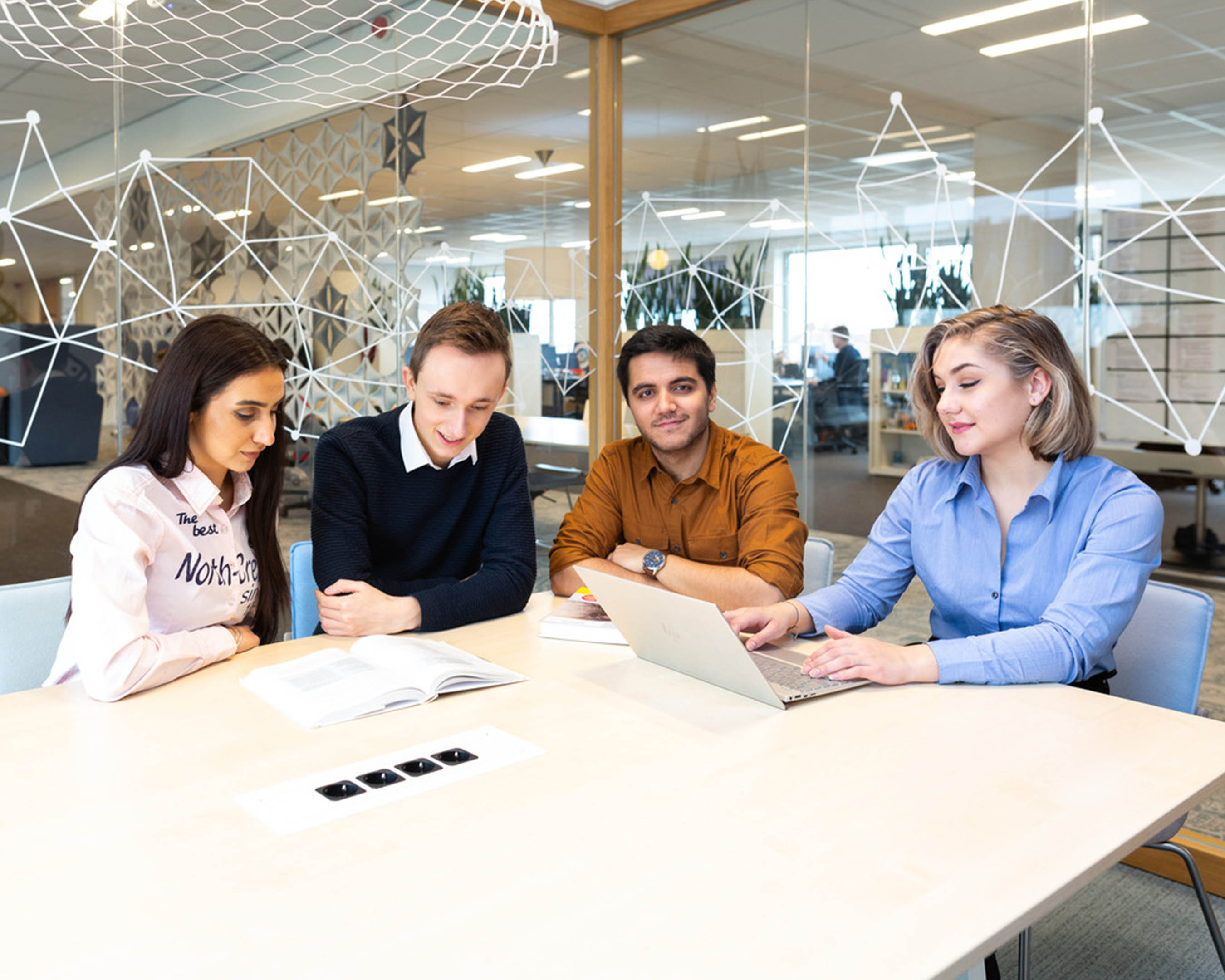 studenten zitten om een tafel