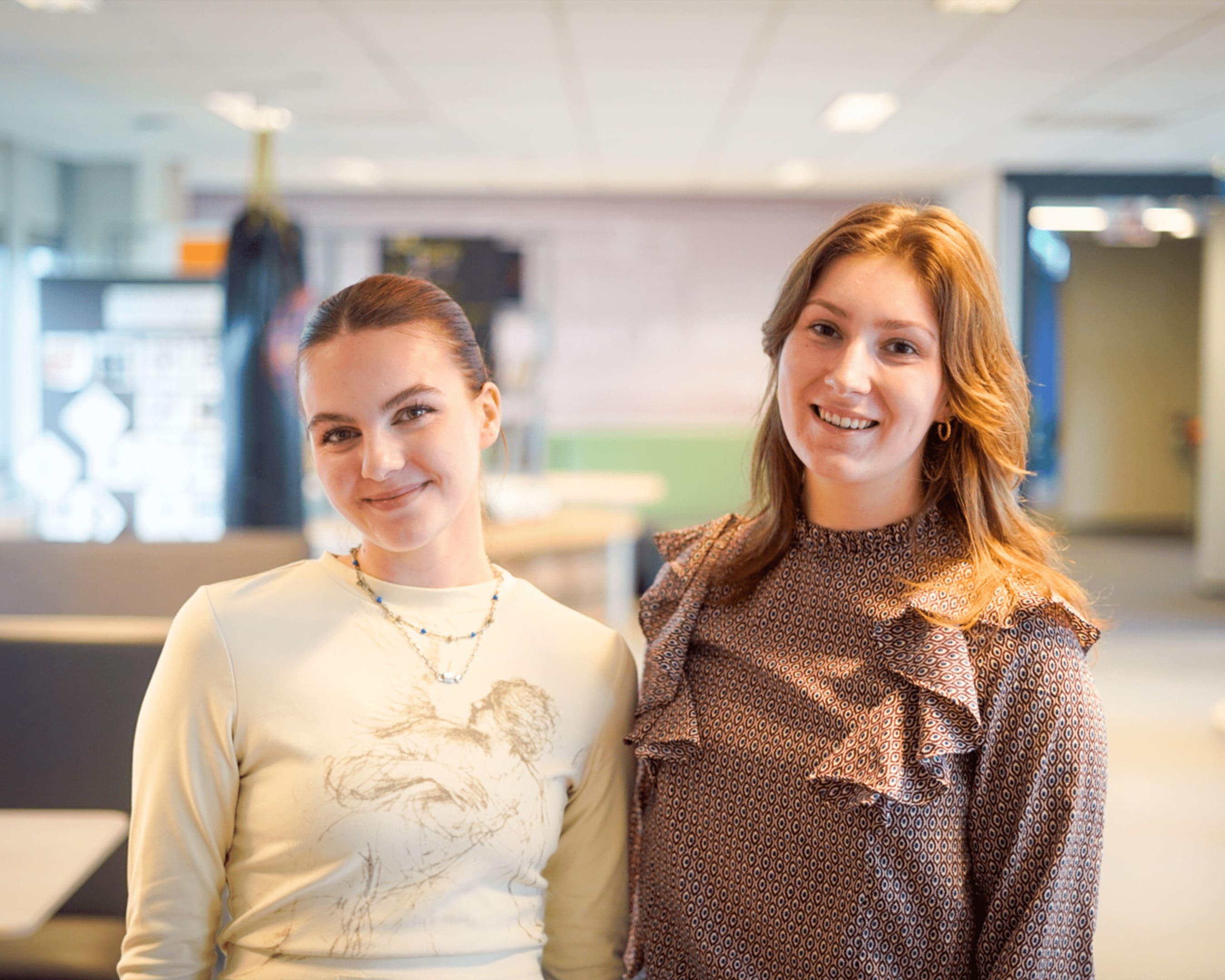 Twee studentes op de Lerarenopleiding Engels bij Fontys