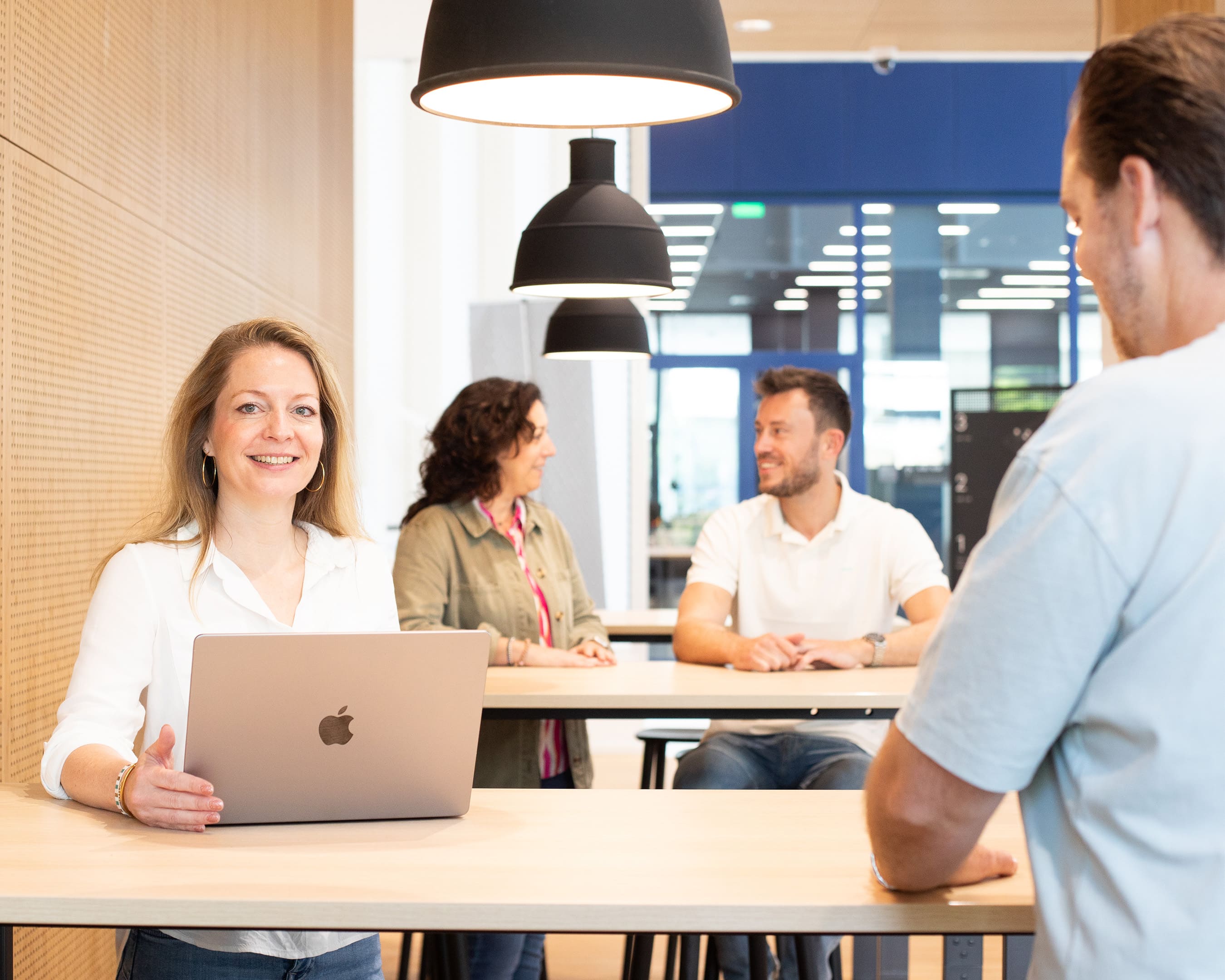 Studenten van de deeltijdopleiding Finance & Control zitten samen