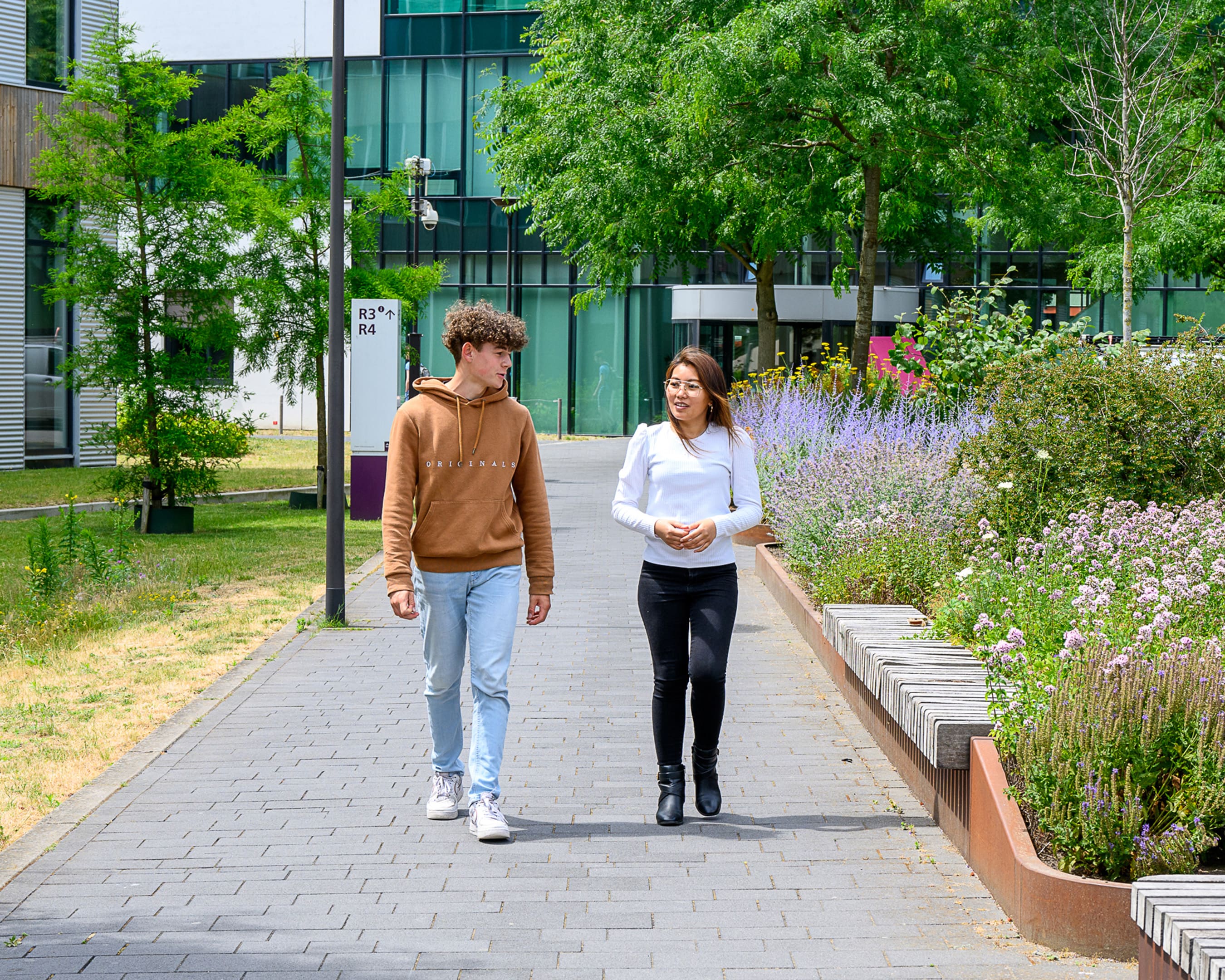 Studenten van de opleiding associate degrees Ondernemerschap & Retail Management zitten samen