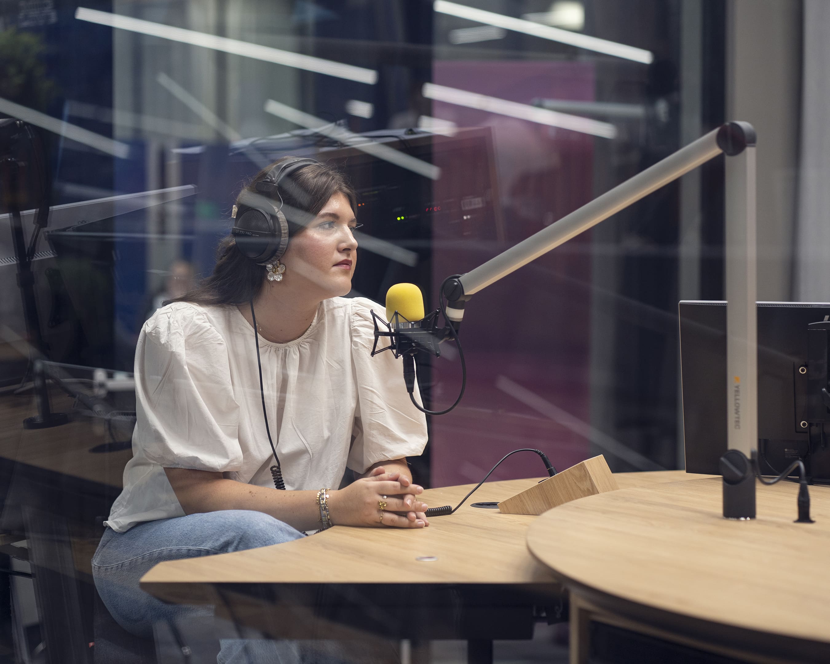 Studenten journalistiek in de televisiestudio