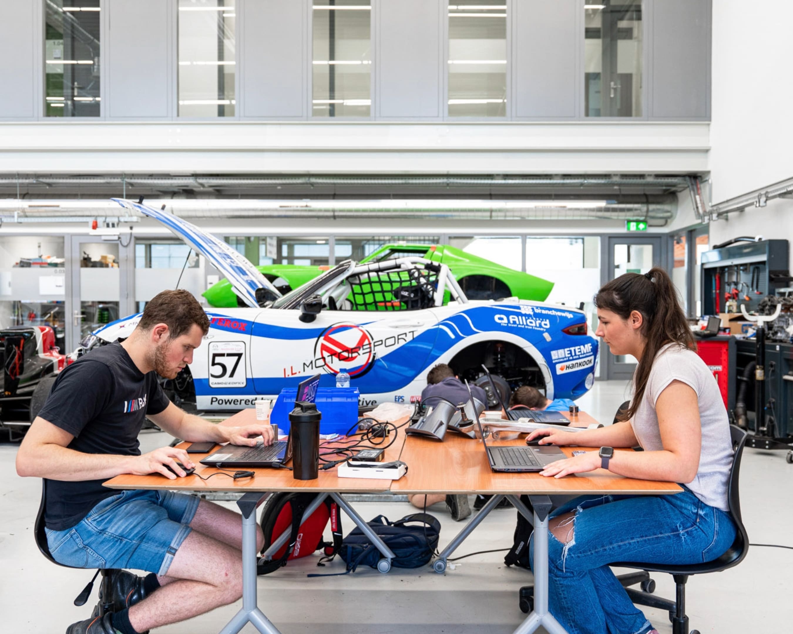 Students from Automotive Engineering working together