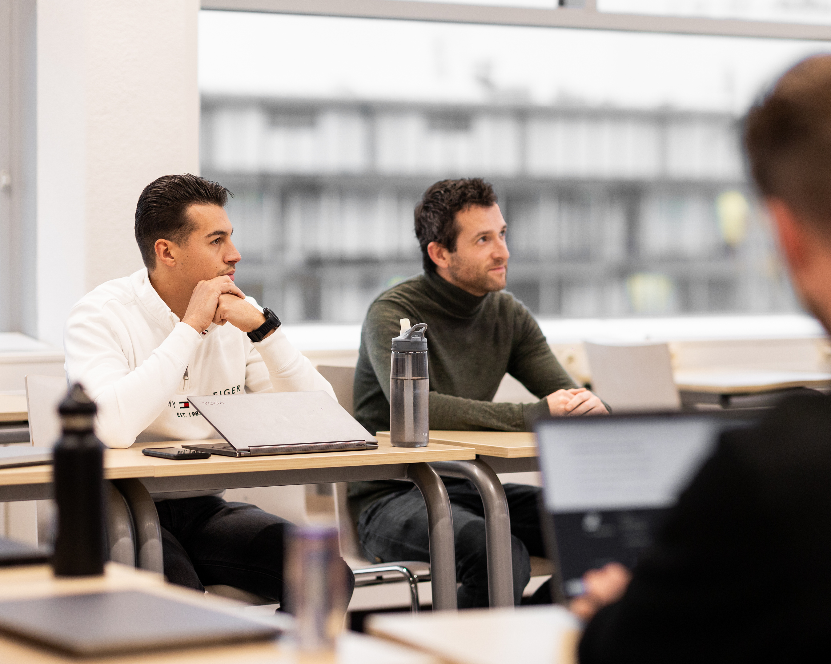 Associate degree Technische Bedrijfskunde studenten zitten in de klas