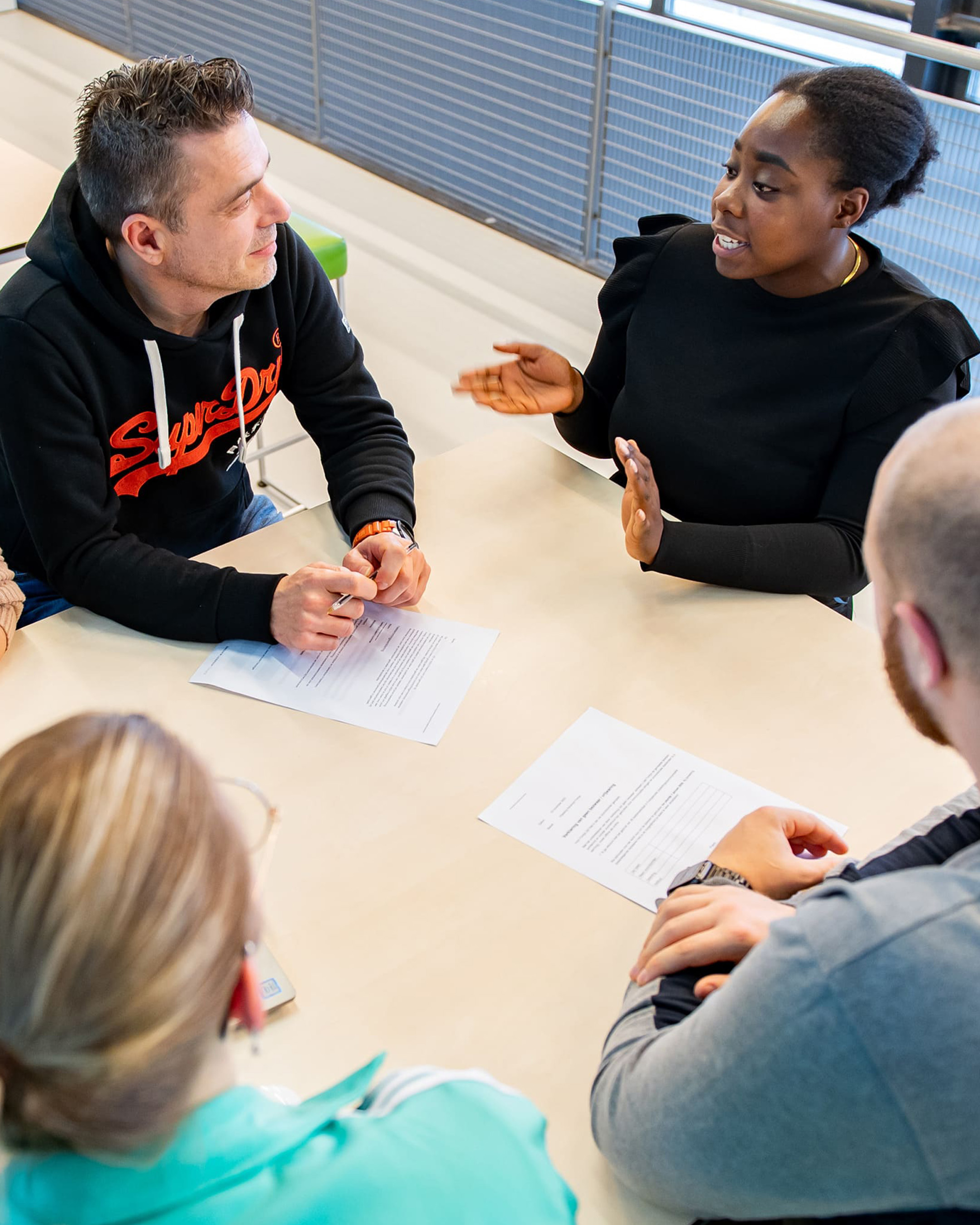 Studenten in overleg voor de masteropleiding Leraar Maatschappijleer