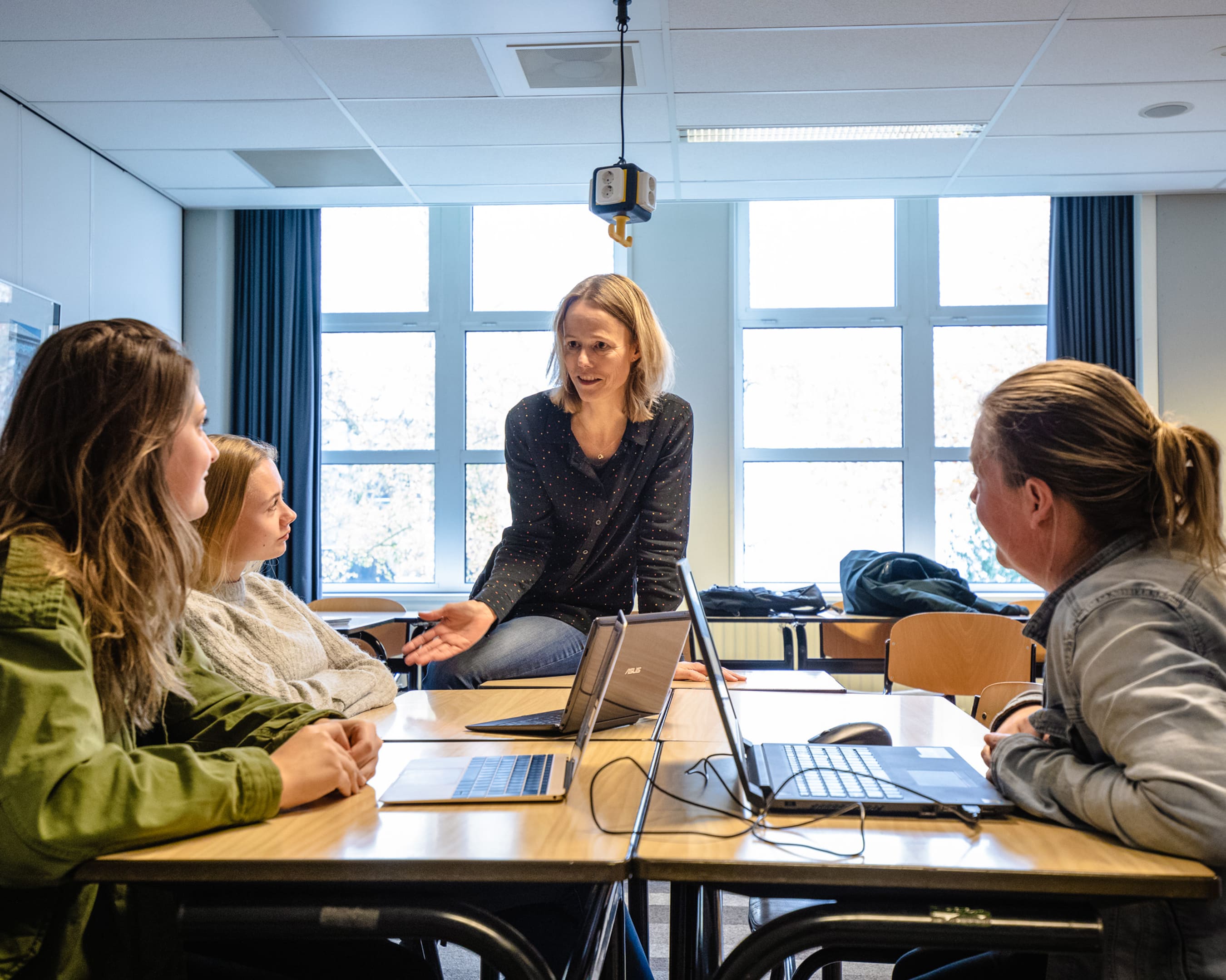 studenten van de opleiding werken samen