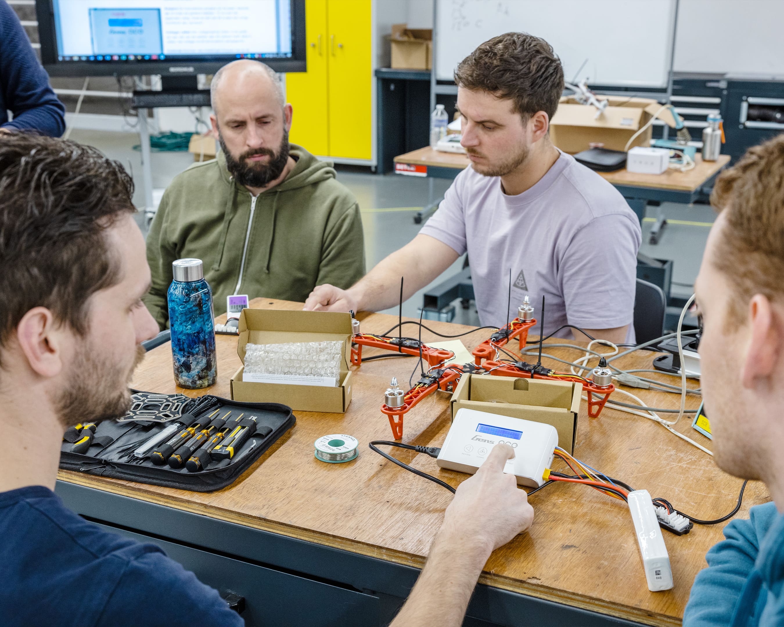 Studenten werken aan technische opdracht