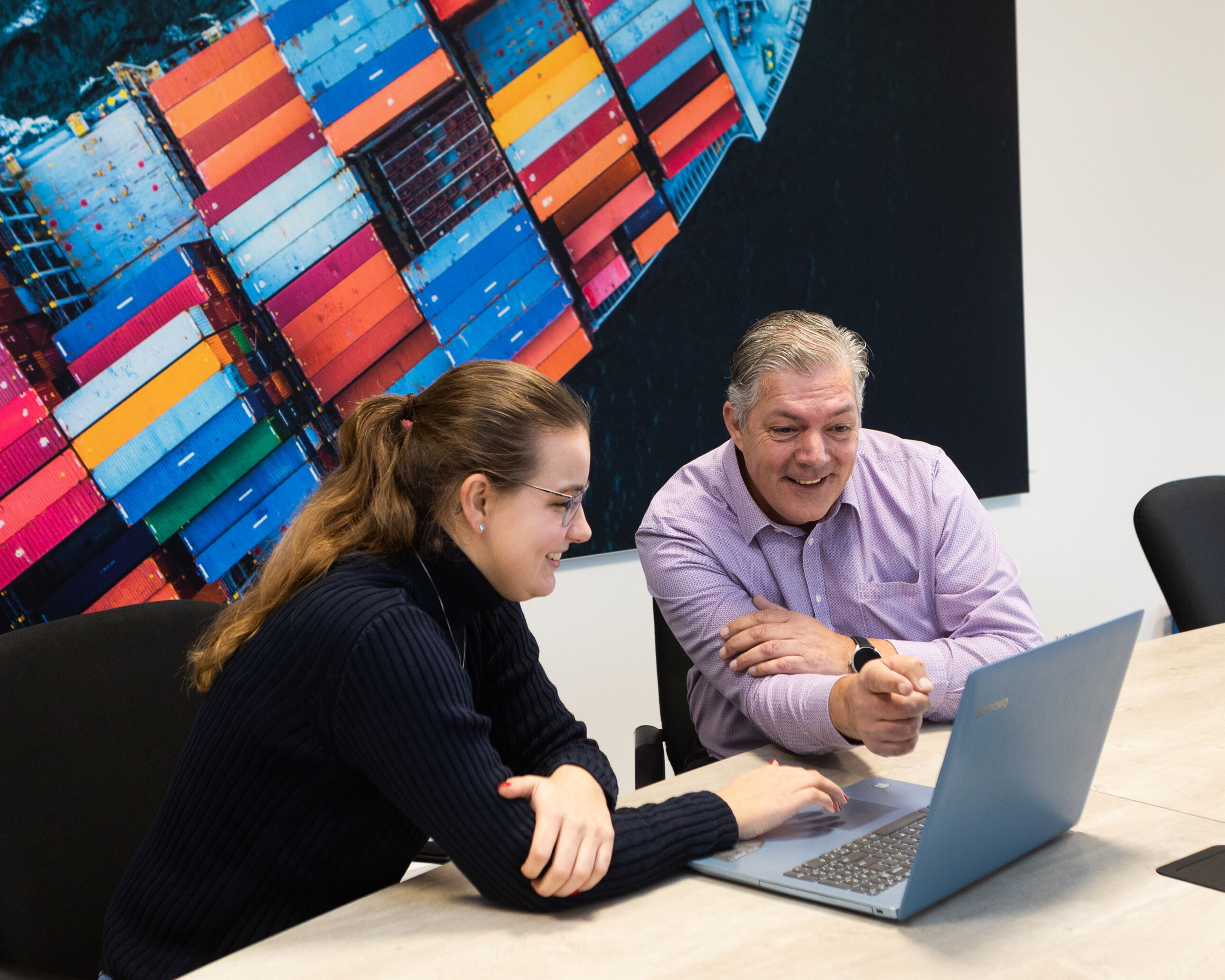 Student en docent die samen werken achter laptop