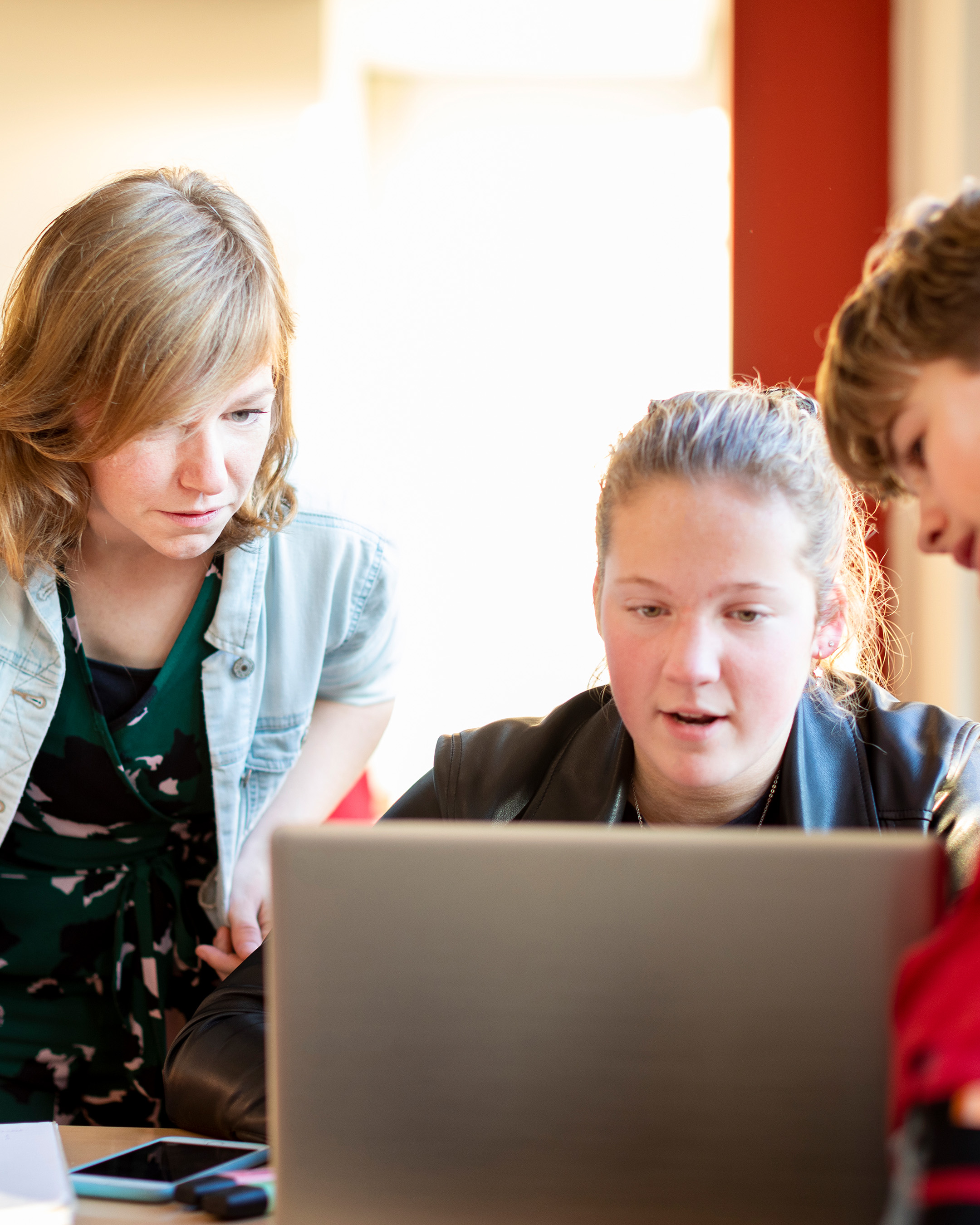 Student van deeltijdopleiding Leraar Economie werkt op haar laptop