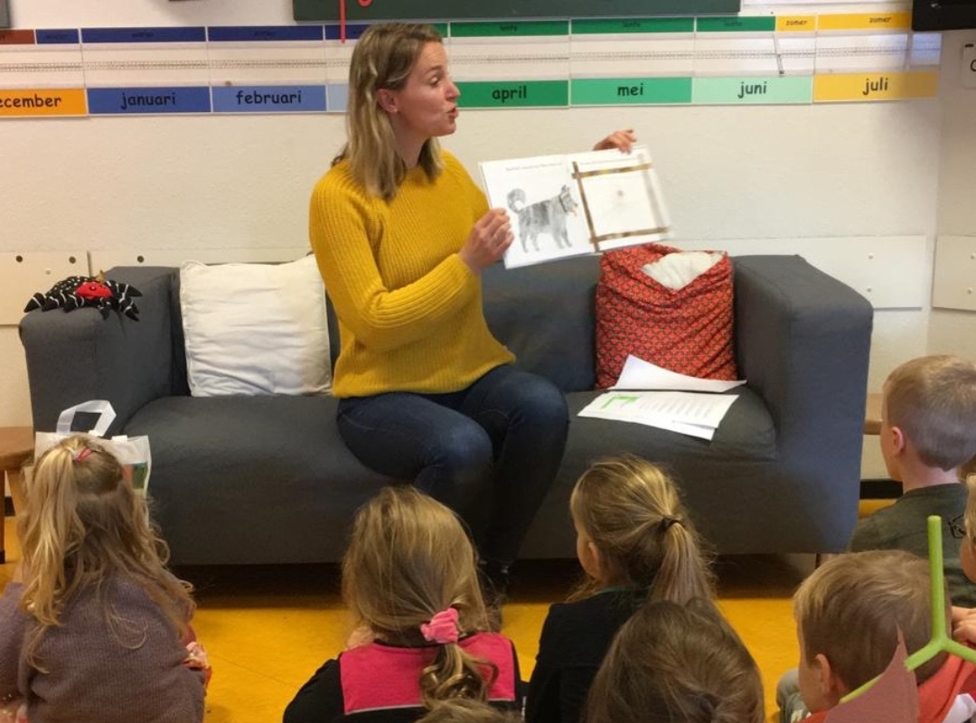 Judith Geevers geeft les aan basisschoolkinderen