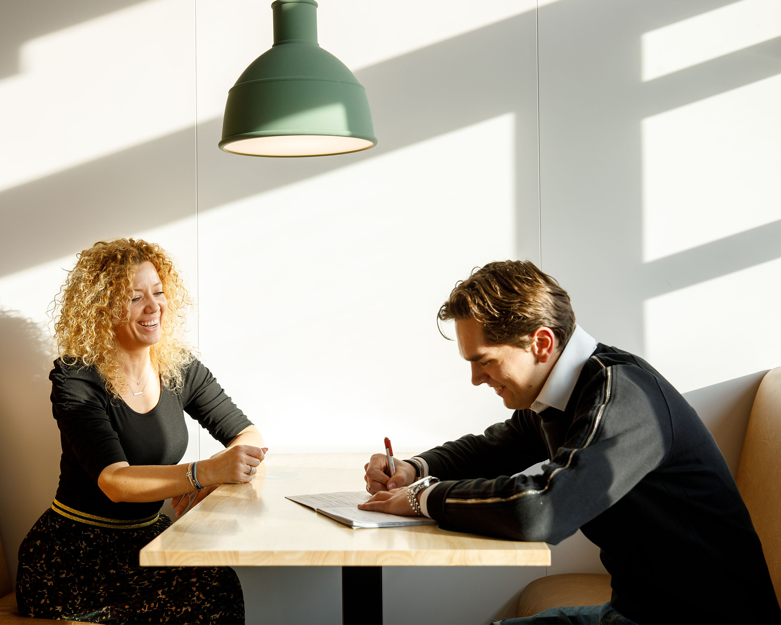 AD student Technische Bedrijfskunde in gesprek met docent