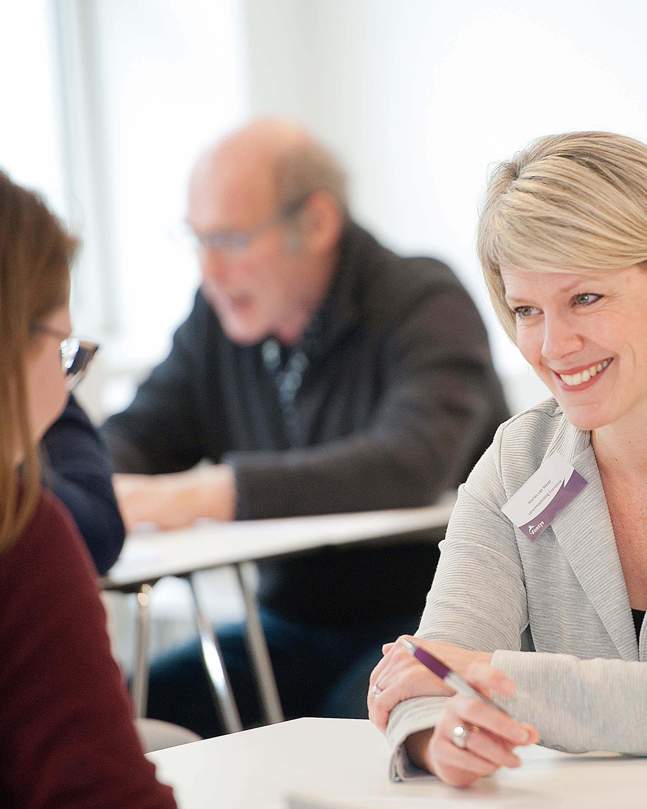 Een docent van de masteropleiding Leraar Algemene Economie in gesprek met een student