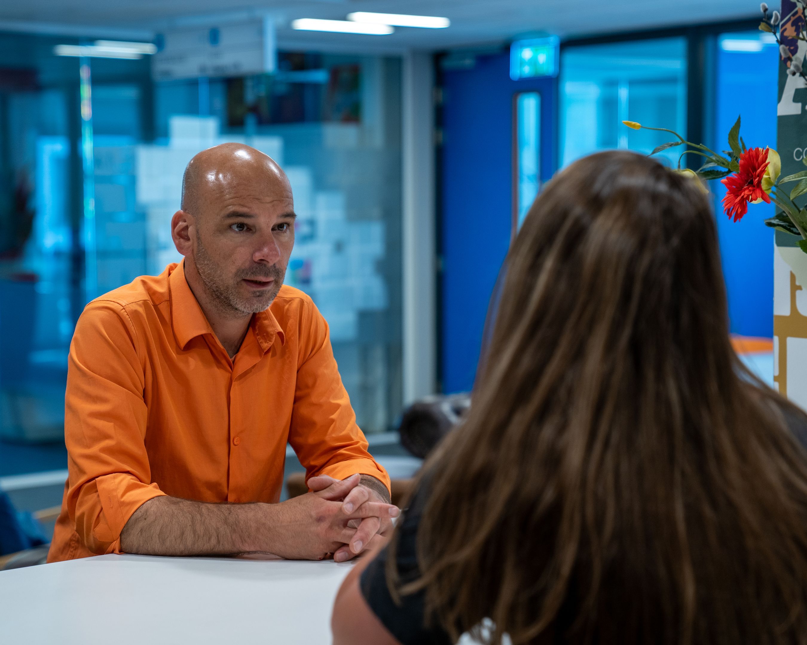 Student en docent in gesprek