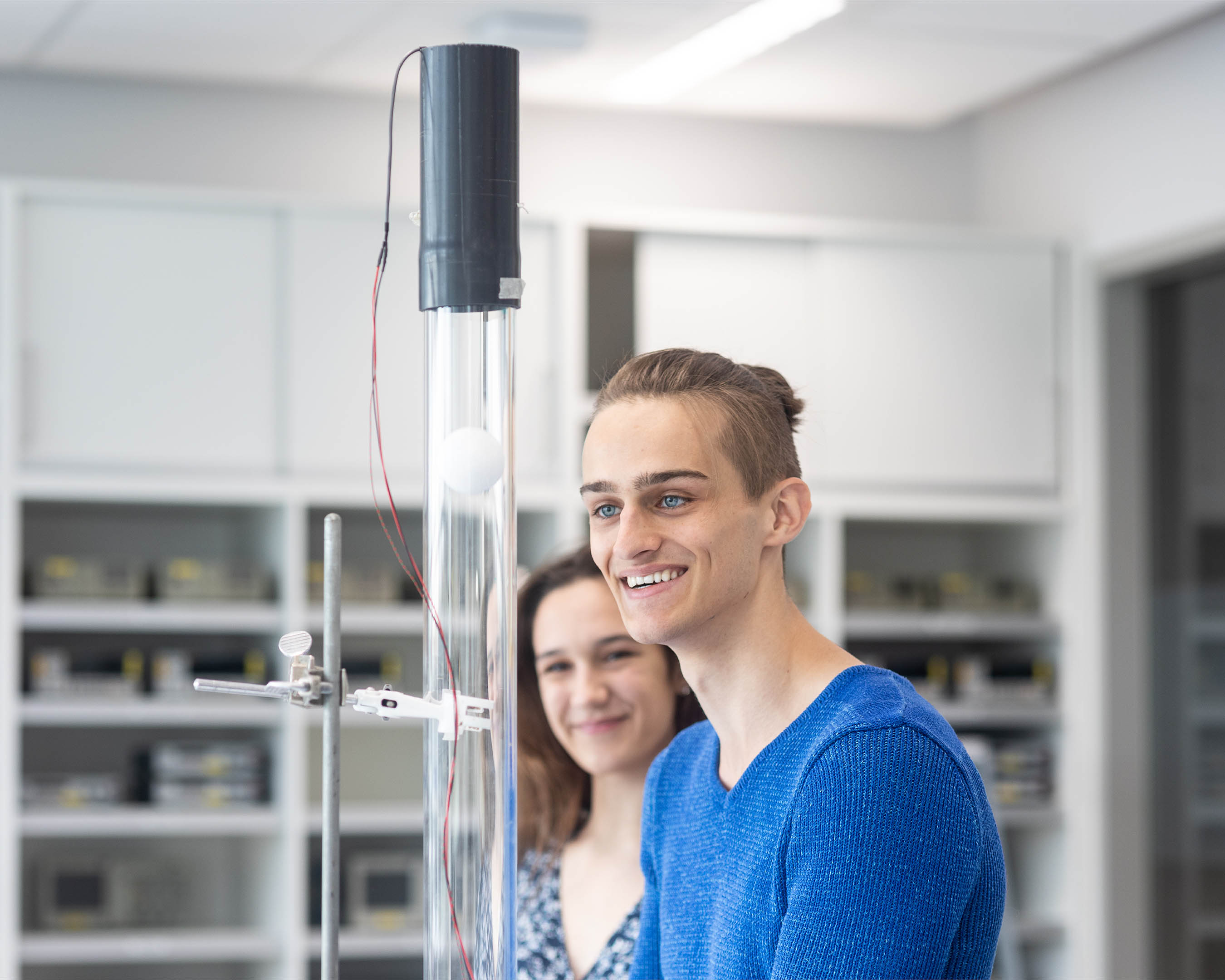 Twee Technische Natuurkunde studenten aan het werk