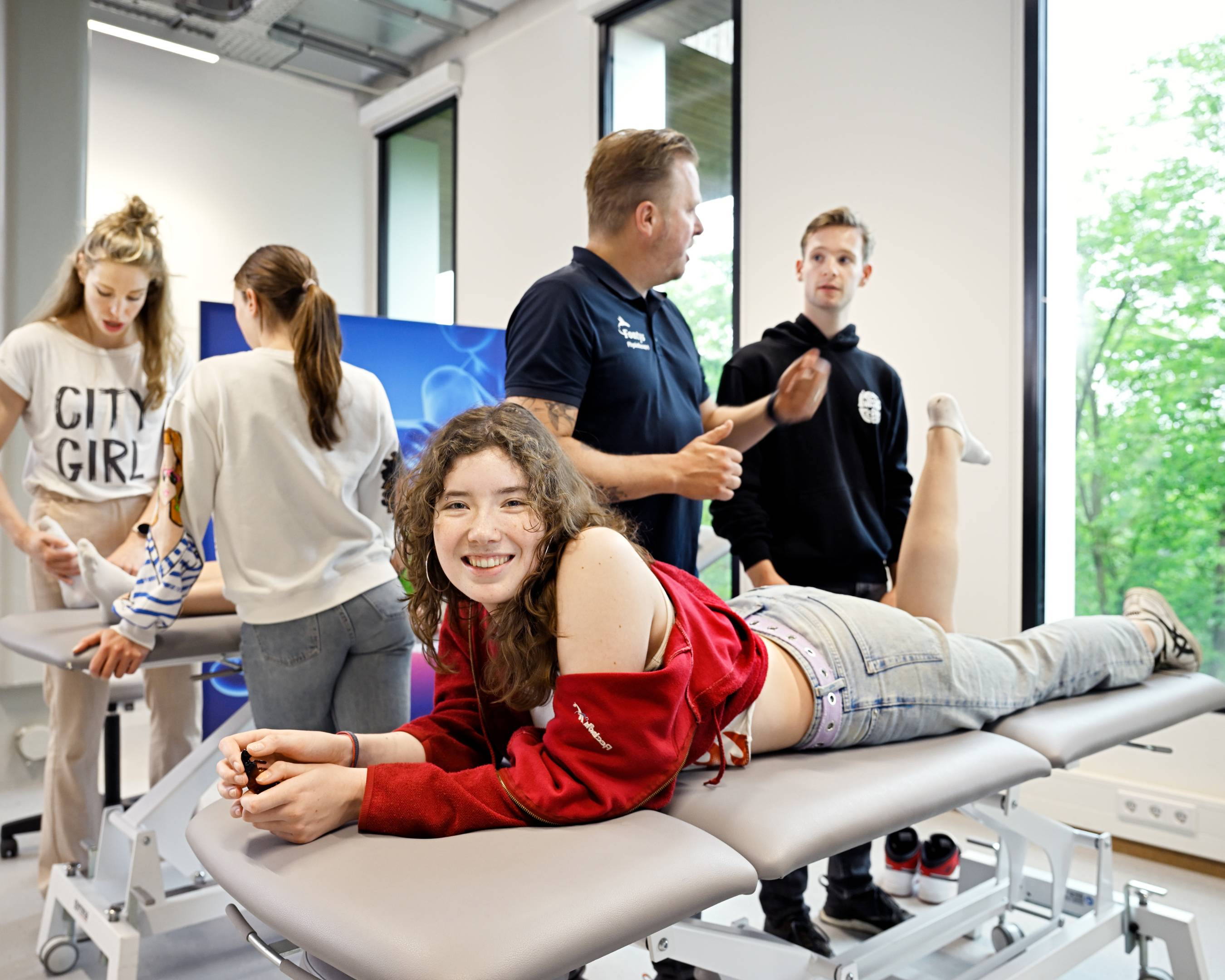 Studenten Fysiotherapie oefenen technieken in een praktijkruimte.