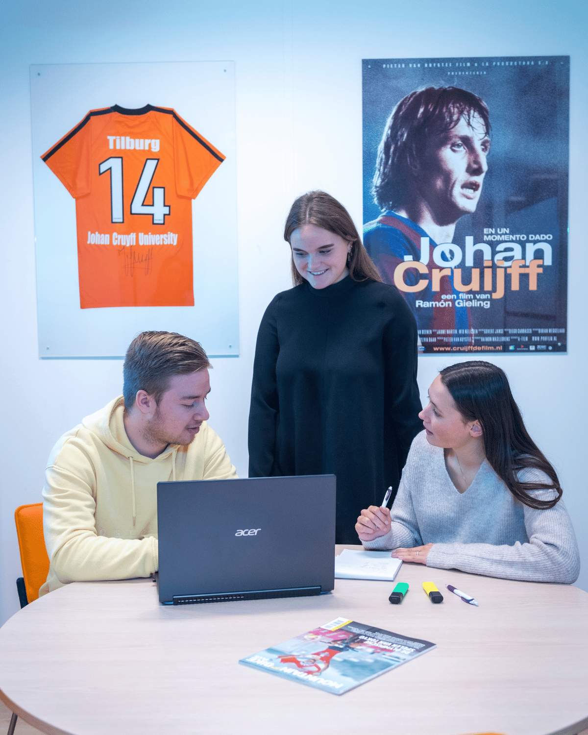 Studenten van opleiding Johan Cruyff Academy werken samen 