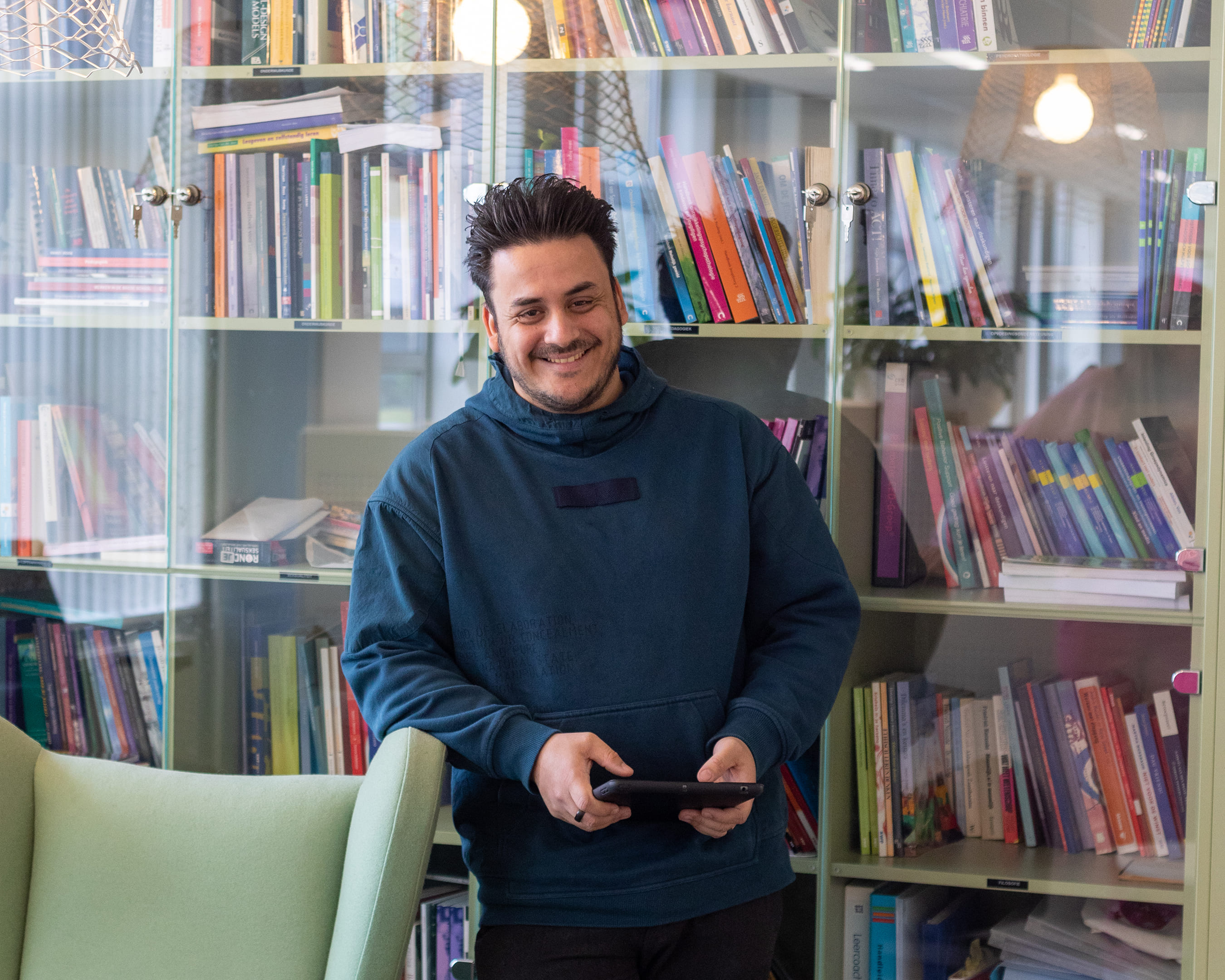 Student Master Pedagogiek bij boekenkast