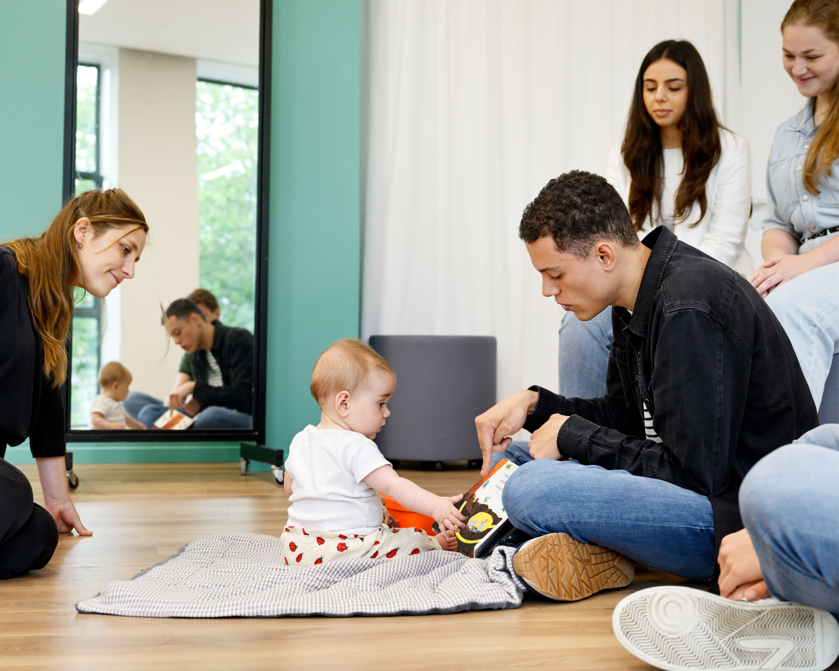 Student Logopedie helpt een baby.