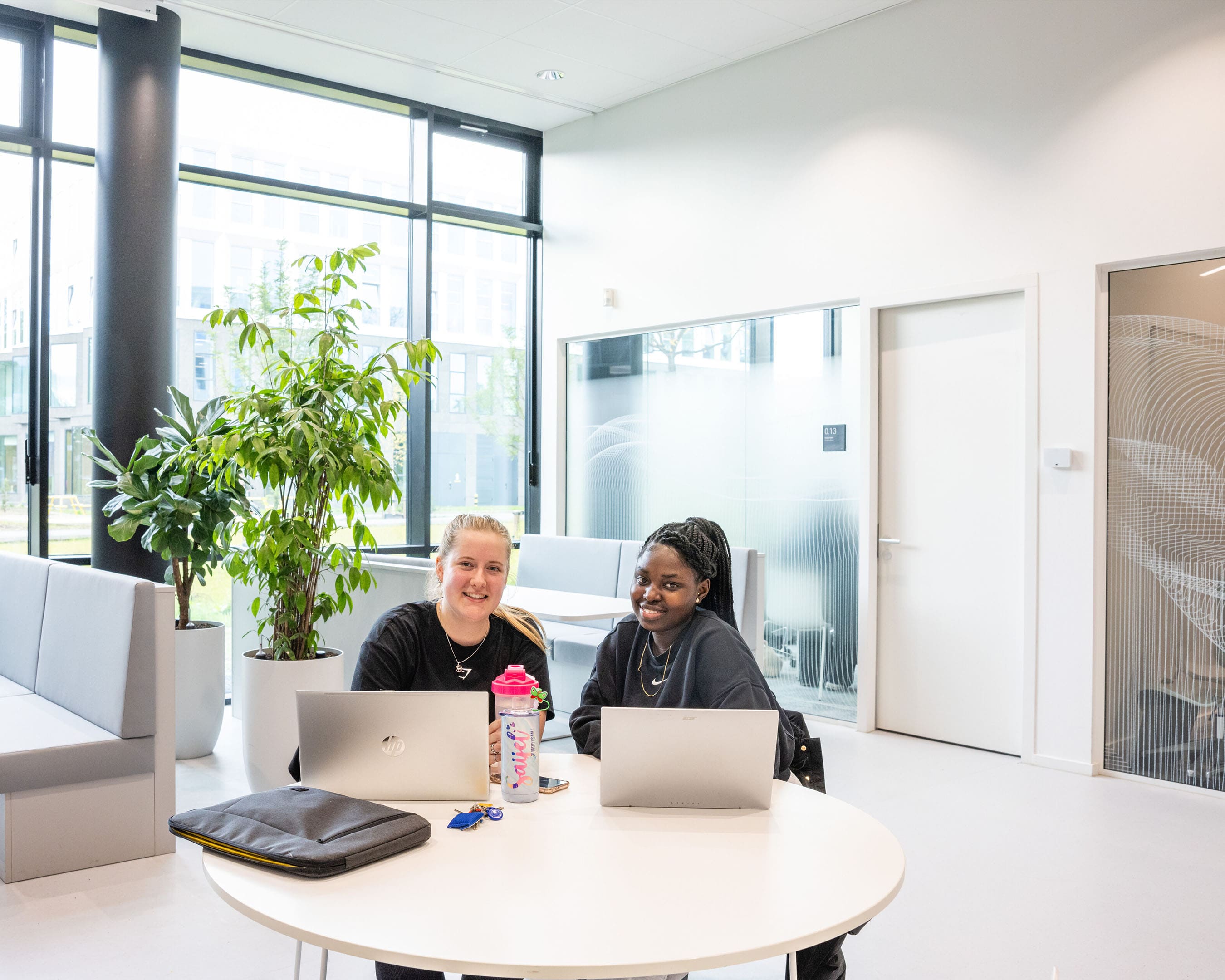 studenten zitten samen aan tafel