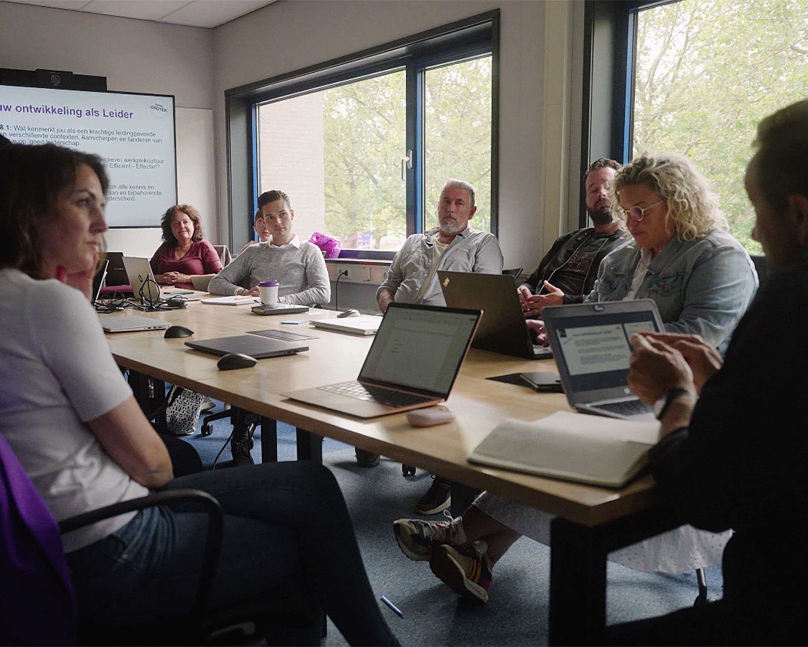 Studenten van Management in de Zorg werken samen