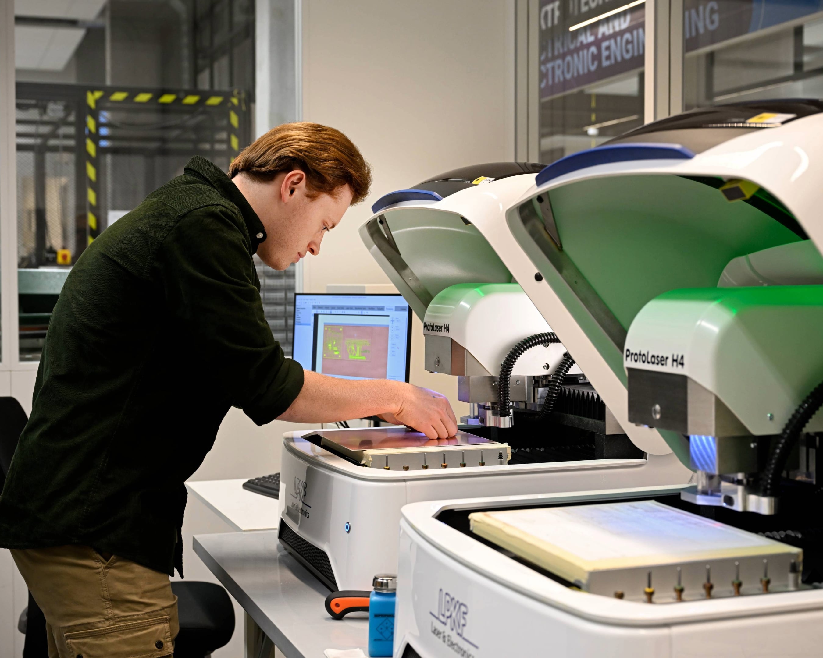 Student van Elektrotechniek is aan het werken