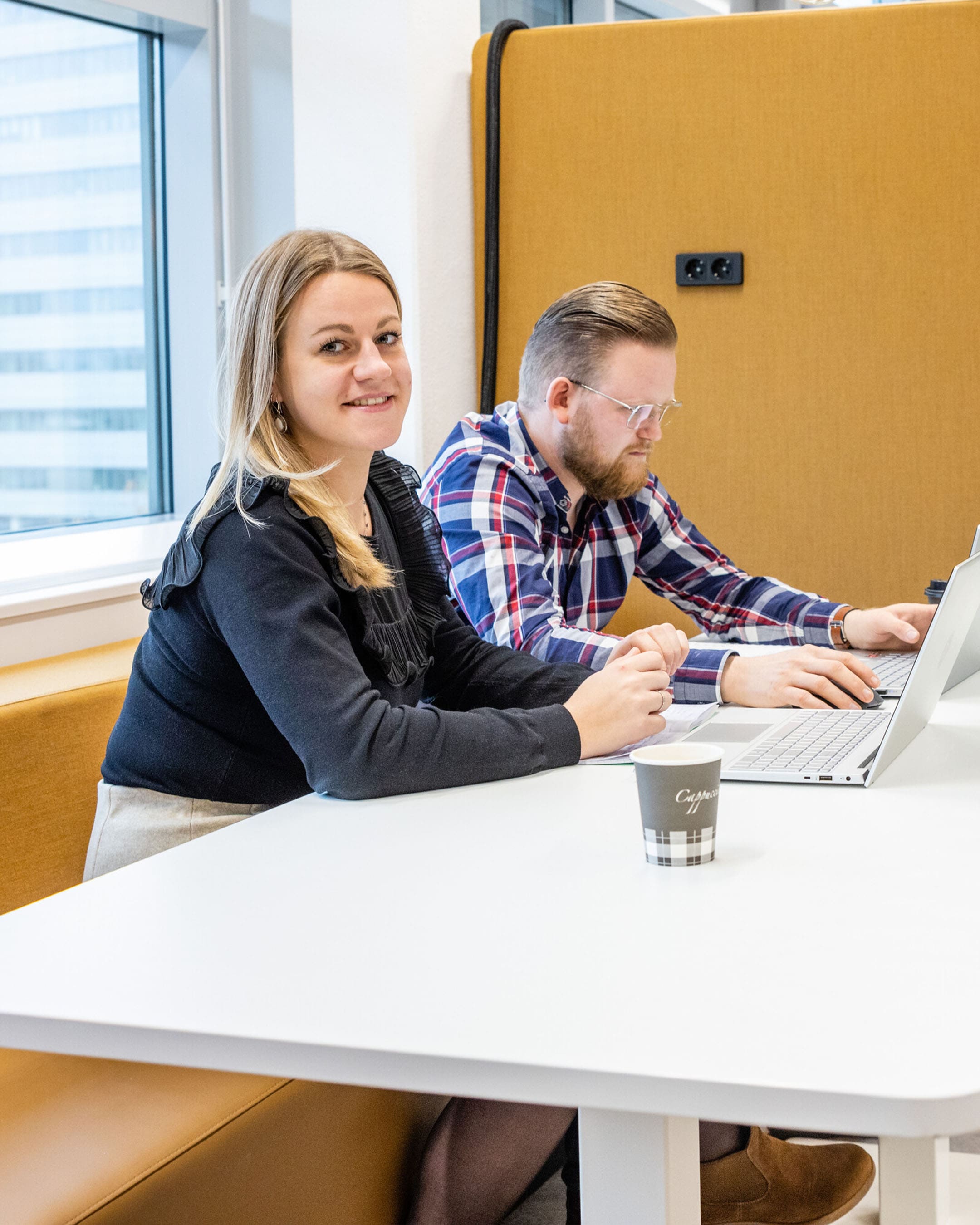 Student Werktuigbouwkunde deeltijd kijkt in de camera