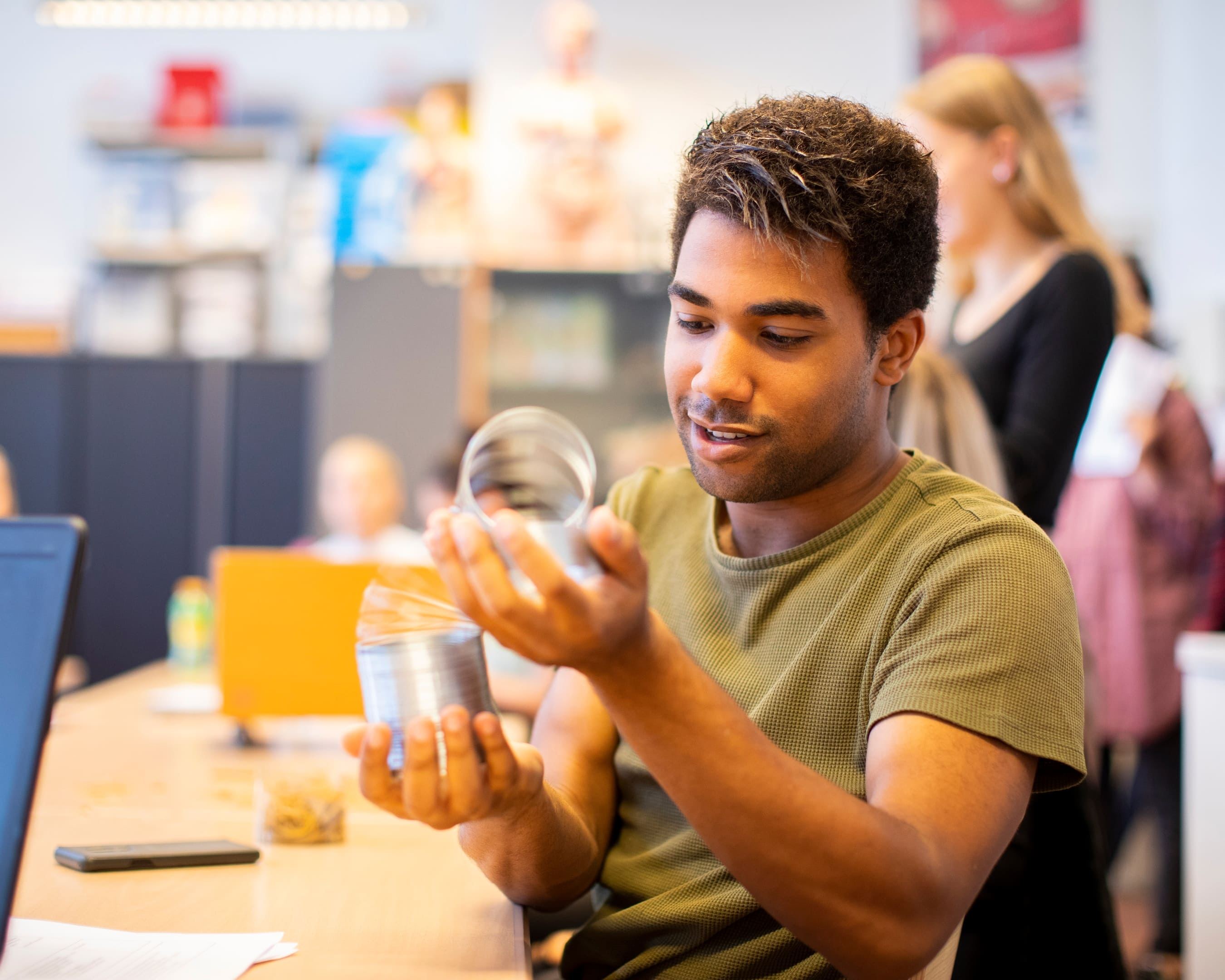 Student bezig in de klas