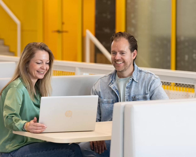 Fontys studenten van deeltijd opleiding Associate degree Accountancy aan het werk