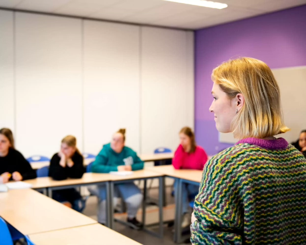 Docent Master Leraar Biologie staat voor de klas met studenten