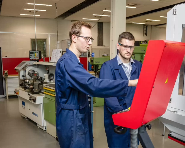 studenten zitten samen aan tafel