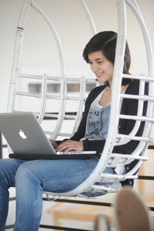 Studente met laptop op schoot