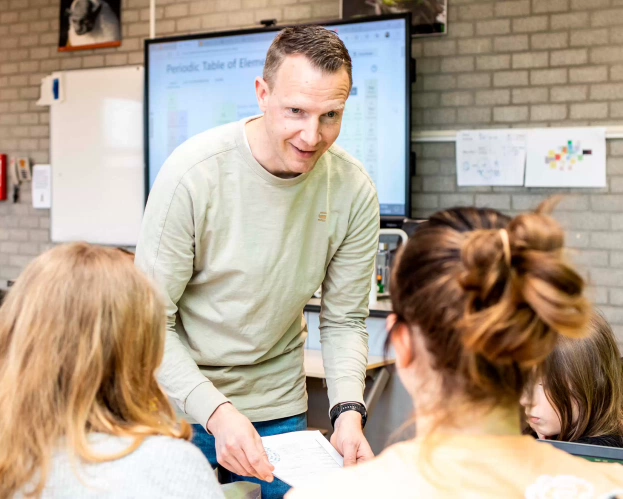 Een vrouwelijke docent geeft les