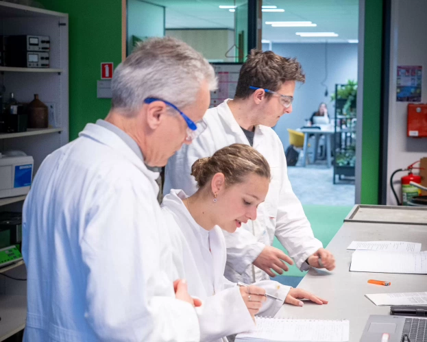 Een docent en masterstudent Leraar Scheikunde in het lab