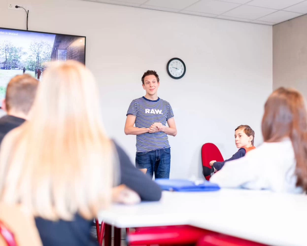 Docent overlegt met de student