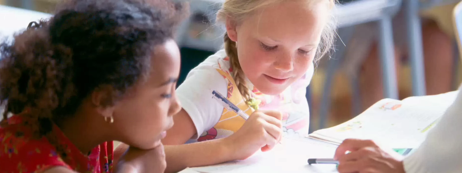 Twee kinderen in een les