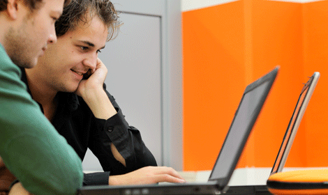 Twee studenten achter laptops