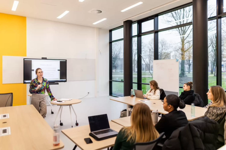 Studenten van deeltijd Social Work hebben een les