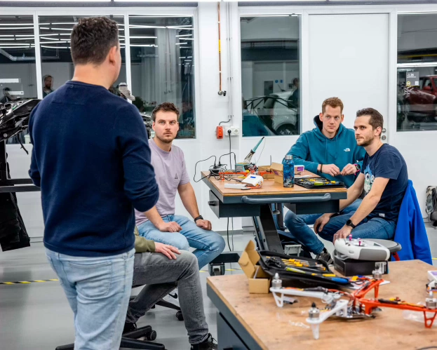 Docent Technisch Beroepsonderwijs met studenten in gesprek