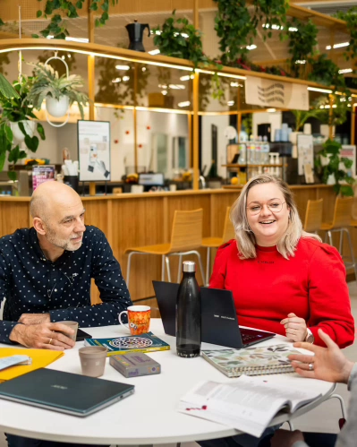 Studenten van deeltijdopleiding Social Work zitten samen