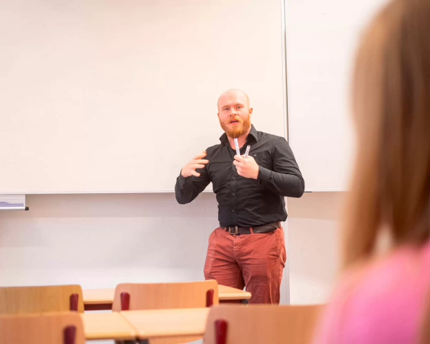 Docent legt met passie uit voor de klas | Master Leraar Nederlands