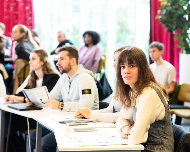 Studenten aan het studeren in de klas