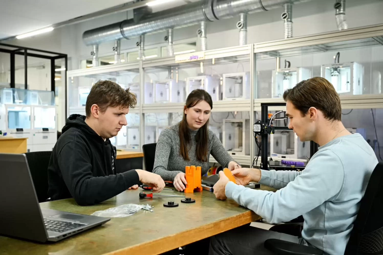 Studenten werken samen aan een opdracht