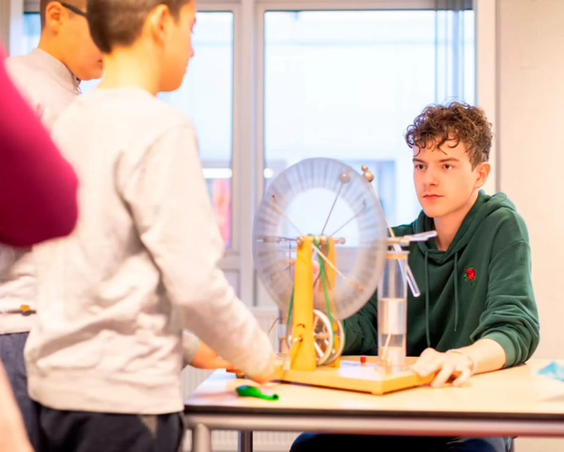 Studenten opleiding Leraar Techniek doen een proef