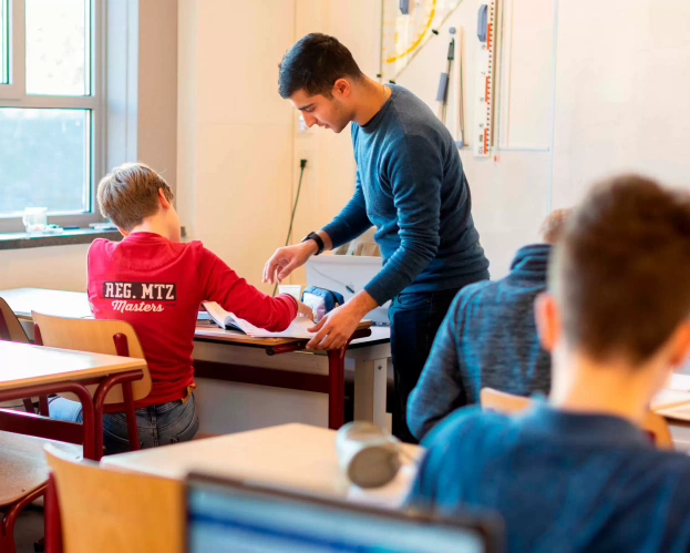 Student masteropleiding Leraar Scheikunde in klas middelbare school