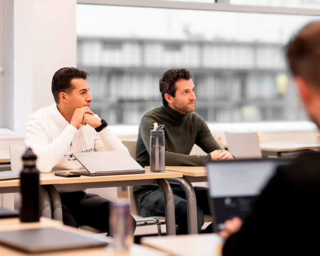 Deeltijd studenten Technische Bedrijfskunde in klaslokaal 