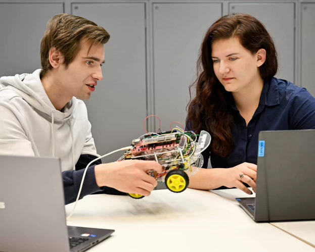 Studenten Elektrotechniek aan het werk