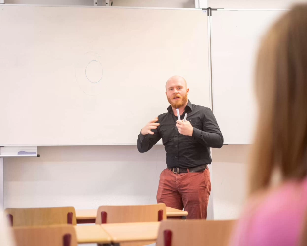 Jonge docent Maatschappijleer bij het digibord