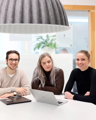 Studenten logistiek die met elkaar samenwerken