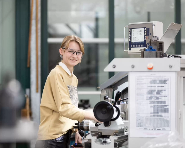 Student van Werktuigbouwkunde is aan het werken